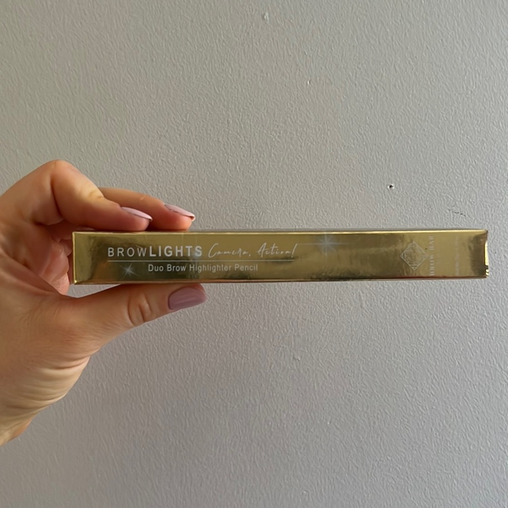 BROWLIGHTS Camera, Action! 
Duo Brow Highlighter Pencil
Light
